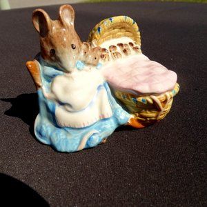 Beatrix Potter's Hunca Munca Mama Mouse with Babies Figurine